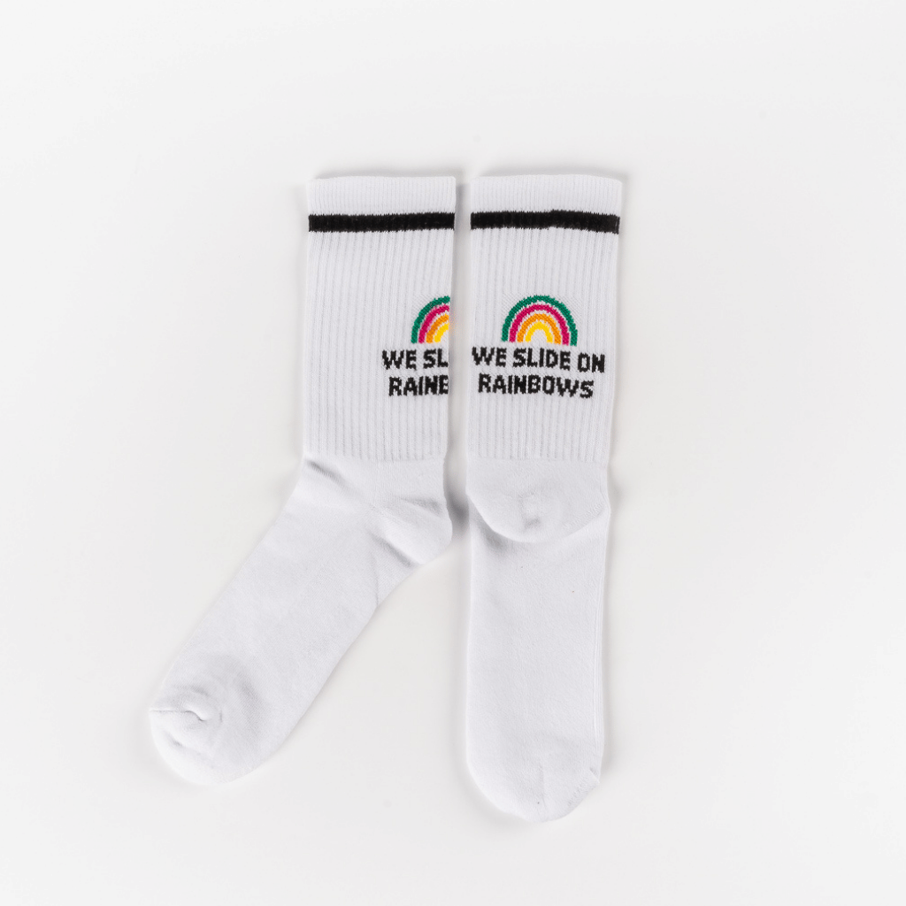 Socks - WESORA mit Regenbogen- und Schriftzug-Design, flach liegend auf weißem Hintergrund, ideal für farbenfrohe Alltagsfreude und Komfort.