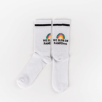 Socks - WESORA mit Regenbogen- und Schriftzug-Design, flach liegend auf weißem Hintergrund, ideal für farbenfrohe Alltagsfreude und Komfort.