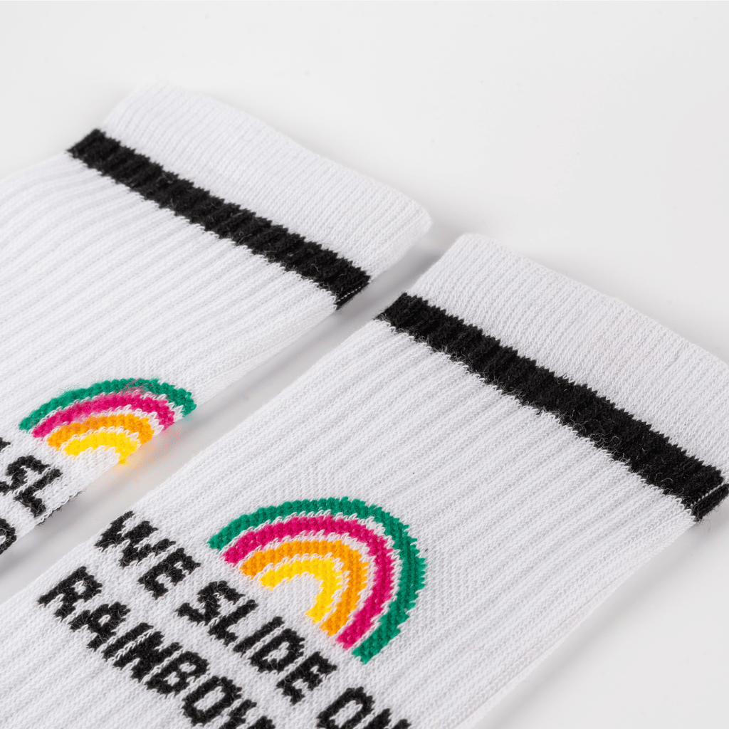 Socken - WESORA mit Regenbogenmotiv und schwarzem Streifen, flach liegend, betonen Komfort und Stil, ideal für Sport und Alltag.