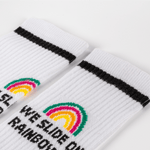Socken - WESORA mit Regenbogenmotiv und schwarzem Streifen, flach liegend, betonen Komfort und Stil, ideal für Sport und Alltag.