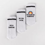 Socken-Bundle mit drei Designs: HELLO SUNSHINE, SKI YOU LATER und WE SLIDE ON RAINBOWS, nebeneinander auf weißem Hintergrund.