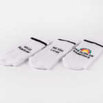 Socken-Bundle mit drei Designs: „HELLO SUNSHINE“, „SEE YOU LATER“ und „WE SLIDE ON RAINBOWS“. Ideal zum Mixen und Matchen, auf weißem Hintergrund.