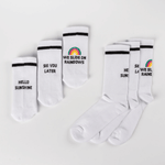 Socken-Bundle mit drei Designs: HELLO SUNSHINE, SKI YOU LATER, WE SLIDE ON RAINBOWS, flach hingelegt, zwei Größen, ideal für Mix und Match.