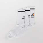 Socken-Bundle mit drei weißen Designs: schwarze Streifen, Slogan, und Regenbogenmotiv, ideal zum Kombinieren und für Abwechslung in deiner Garderobe.