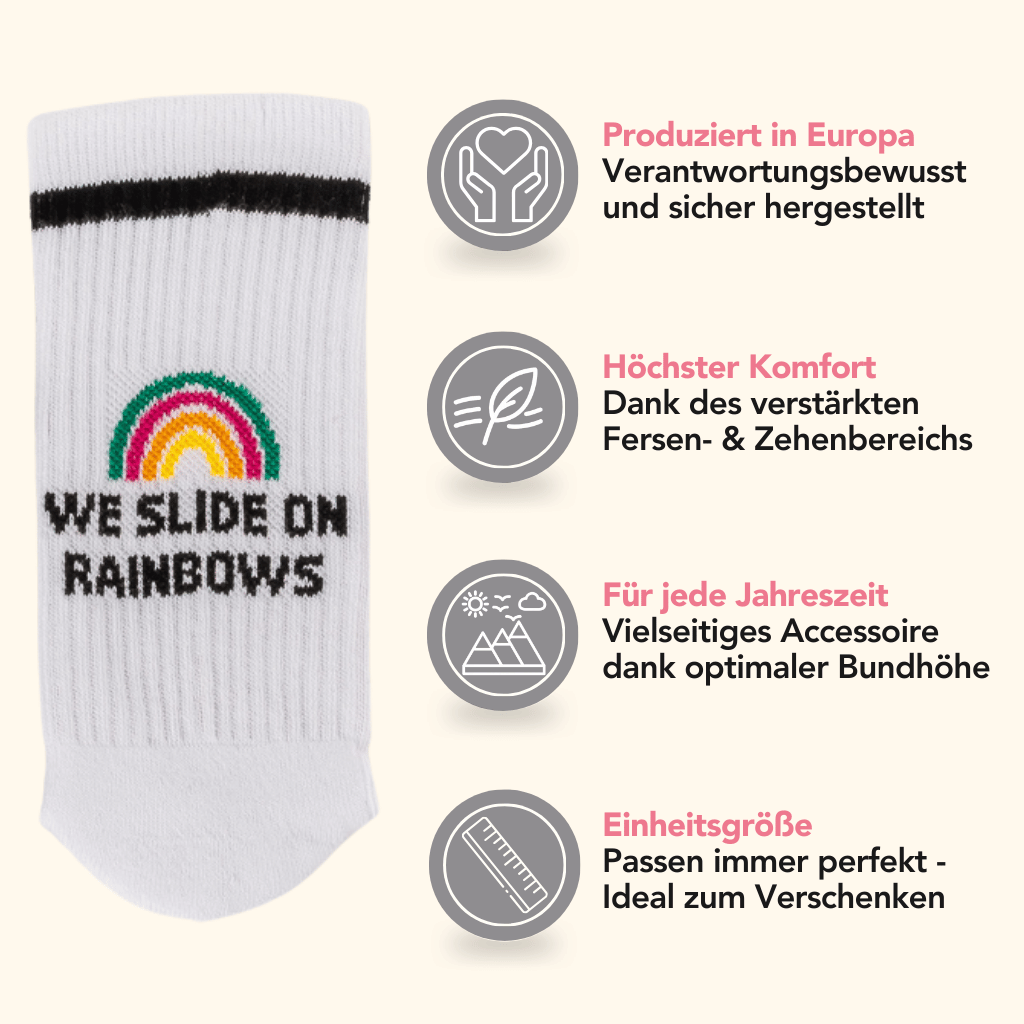 Socken WESORA mit Regenbogen-Design und Slogan WE SLIDE ON RAINBOWS, verstärkte Ferse und Zehen, ideal für Komfort und ganzjähriges Tragen.