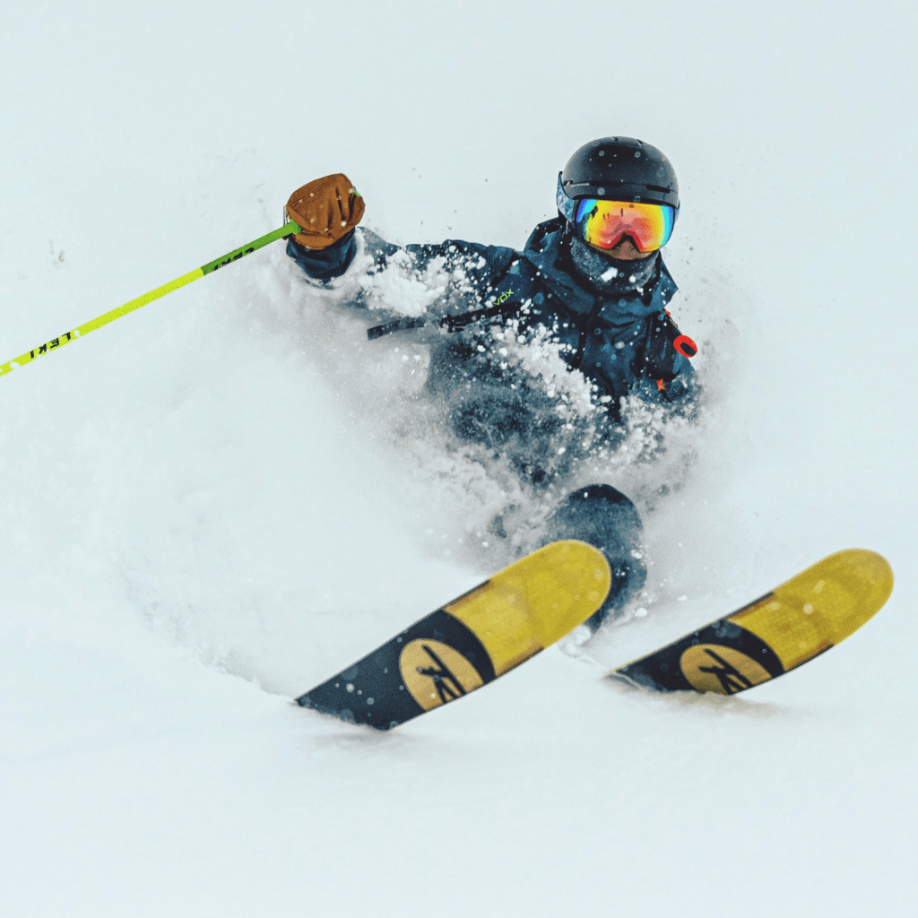 Skifahrer trägt WESORA Neckwarmer beim Skifahren in den Alpen, schützt vor Kälte und Wind