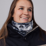 WESORA Mountain Lover Printed Neckwarmer mit majestätischem Berge-Muster gefertigt aus doppellagigem Polar Fleece getragen von Gründerin Lara