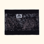 WESORA Sparkle Black Pailletten Neckwarmer in funkelndem Schwarz gefertigt aus doppellagigem Polar Fleece liegend