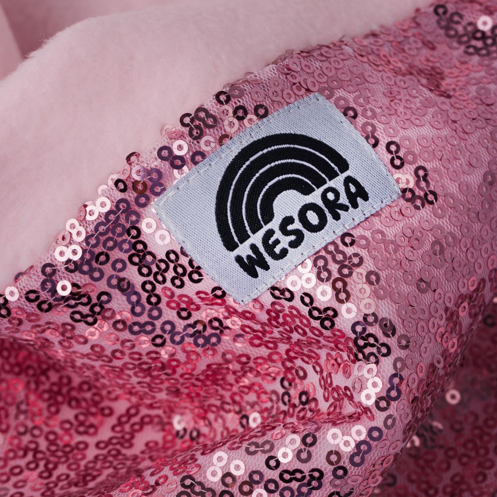 WESORA Sparkle Rose Pailletten Neckwarmer in funkelndem Rosa gefertigt aus doppellagigem Polar Fleece Detailaufnahme Label