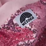 WESORA Sparkle Rose Pailletten Neckwarmer in funkelndem Rosa gefertigt aus doppellagigem Polar Fleece Detailaufnahme Label