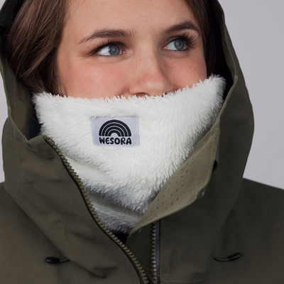 WESORA Fluffy Cloud Sherpa Neckwarmer in flauschigem Weiß gefertigt aus ultraweichem Sherpa Fleece getragen von Gründerin Evelyn