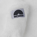 WESORA Fluffy Cloud Sherpa Neckwarmer in flauschigem Weiß gefertigt aus ultraweichem Sherpa Fleece Detailaufnahme Label