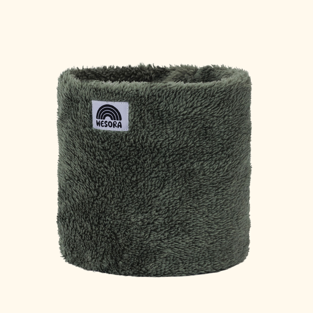 WESORA Fluffy Green Sherpa Neckwarmer in tiefem Waldgrün gefertigt aus ultraweichem Sherpa Fleece Produktabbildung