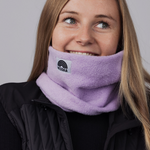 WESORA Dreamy Lilac Uni Neckwarmer in verträumtem Lila, gefertigt aus doppellagigem Polar Fleece getragen von Gründerin Evelyn