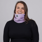 WESORA Dreamy Lilac Uni Neckwarmer in verträumtem Lila, gefertigt aus doppellagigem Polar Fleece getragen von Gründerin Lara