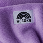 WESORA Dreamy Lilac Uni Neckwarmer in verträumtem Lila, gefertigt aus doppellagigem Polar Fleece Detailaufnahme Label