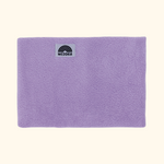 WESORA Dreamy Lilac Uni Neckwarmer in verträumtem Lila, gefertigt aus doppellagigem Polar Fleece liegend