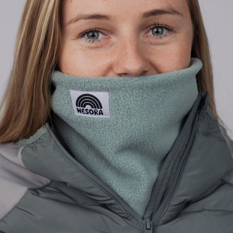 WESORA Fresh Mint Uni Neckwarmer in frischem Mintgrün, gefertigt aus doppellagigem Polar Fleece getragen von Gründerin Evelyn