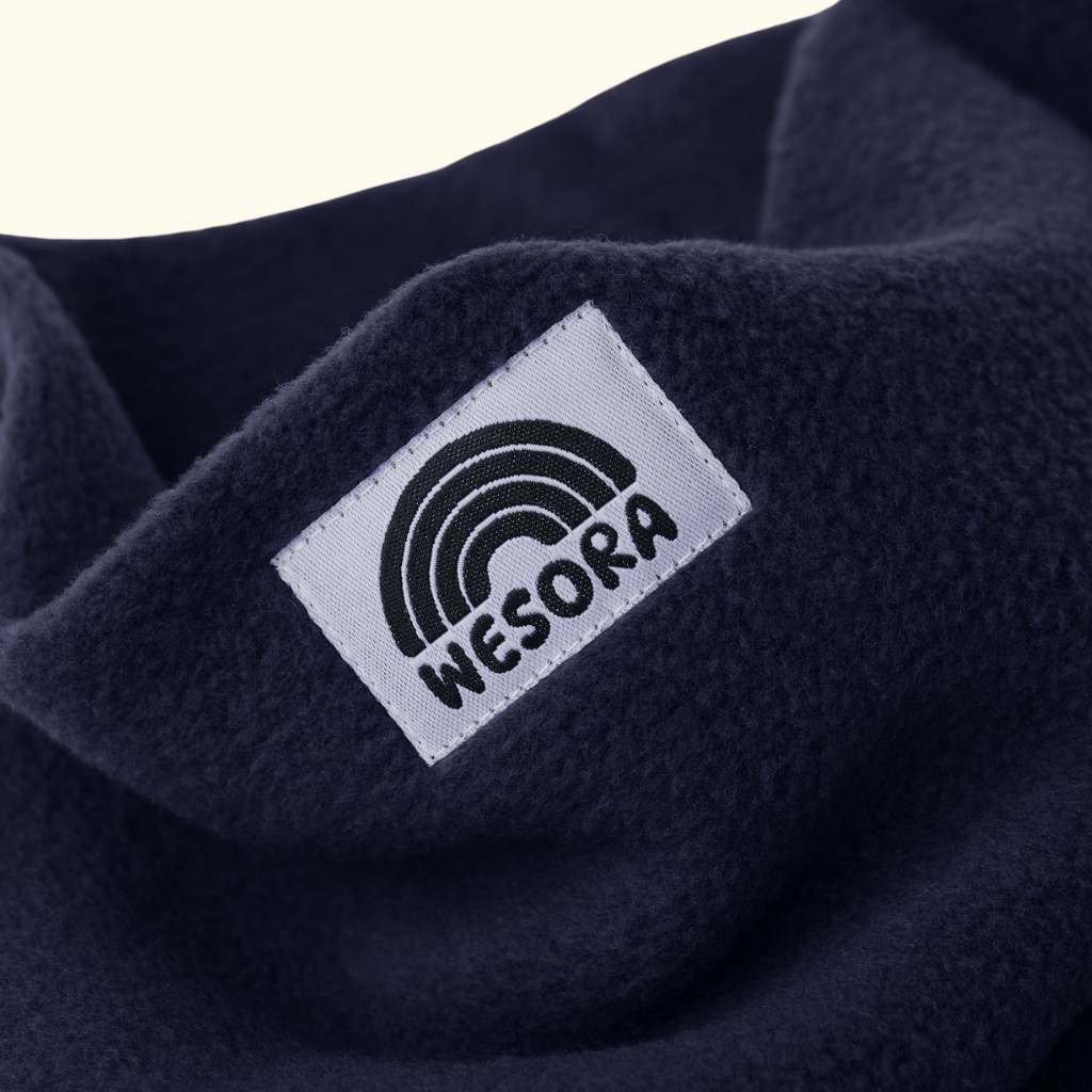 WESORA Midnight Blue Uni Neckwarmer in tiefem Blauschwarz, gefertigt aus doppellagigem Polar Fleece Detailaufnahme Label