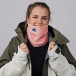 WESORA Peachy Rose Neckwarmer in sanftem orange gefertigt aus doppellagigem Polar Fleece getragen von Gründerin Lara