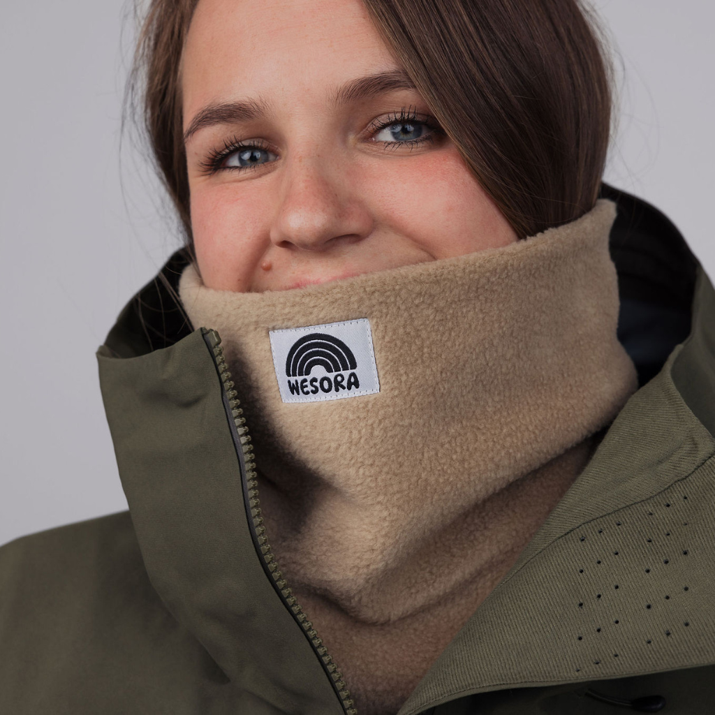 WESORA The Teddy Neckwarmer in sanftem beige gefertigt aus doppellagigem Polar Fleece getragen von Gründerin Lara