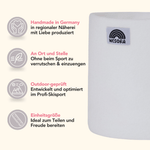 Fleece Neckwarmer - White Off mit Regenbogenlogo, zeigt vier runde Icons mit Vorteilen: handgemacht, rutschsicher, outdoor-getestet, Einheitsgröße.