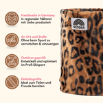 Printed Neckwarmer - Wild Leo Fur mit Leopardenmuster, handgemacht in Deutschland, ideal für Outdoor-Aktivitäten, aufrecht stehend, hervorgehobene Produktmerkmale daneben.